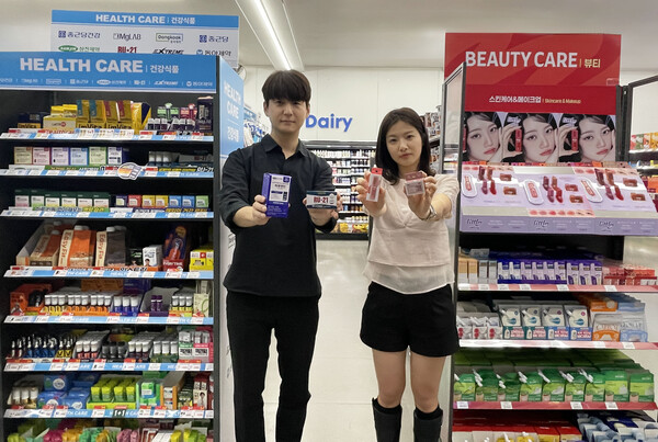 GS25에서 모델들이 건강-뷰티 카테고리 전문 매대 앞에서 포즈를 취하고 있다. GS25제공