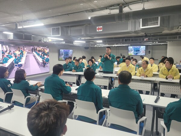 경기도 2025 을지훈련장을 찾아 격려하고 있는 백현종 경기도의회 국민의힘 대표의원(중앙)과 유영일 국힘 수석대변인(앞줄 좌측 첫번째).경기도의회 국민의힘 교섭단체 제공.