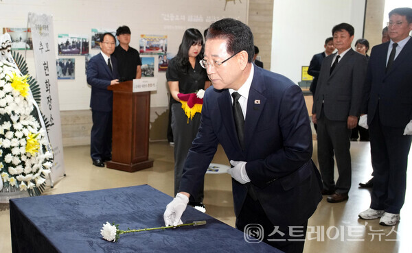 김영록 지사가 18일 오전 목포 김대중노벨평화상기념관에서 열린 ‘김대중 대통령 서거 16주기 추모식’에 참석해 헌화·묵념을 하고 있다.사진/전남도
