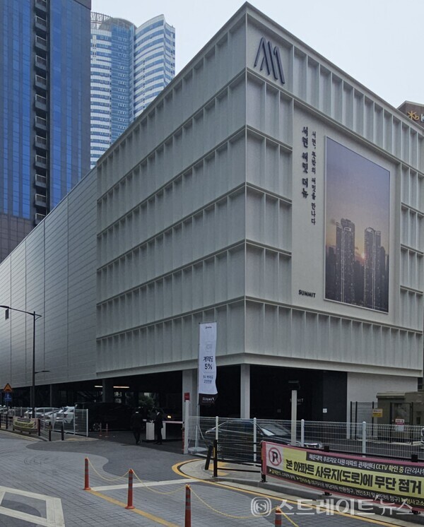 ◇구남로11번길 방향에 위치한 '서면 써밋 더뉴' 견본주택의 후면. (사진=이준혁 기자)