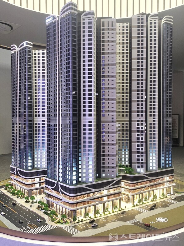 ◇'서면 써밋 더뉴' 견본주택 내에 설치된 단지 모형. (사진=이준혁 기자)