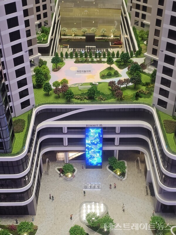 ◇'서면 써밋 더뉴' 견본주택 내에 설치된 단지 모형. (사진=이준혁 기자)