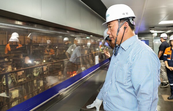 국회철강포럼 공동대표 더불어민주당 어기구 의원이 18일 포스코 포항제철소 현장을 시찰하고 있다. 의원실. 