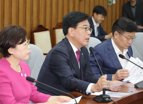 국민의힘 송언석 비상대책위원장 겸 원내대표가 19일 국회에서 열린 원내대책회의에서 발언하고 있다. 연합뉴스. 