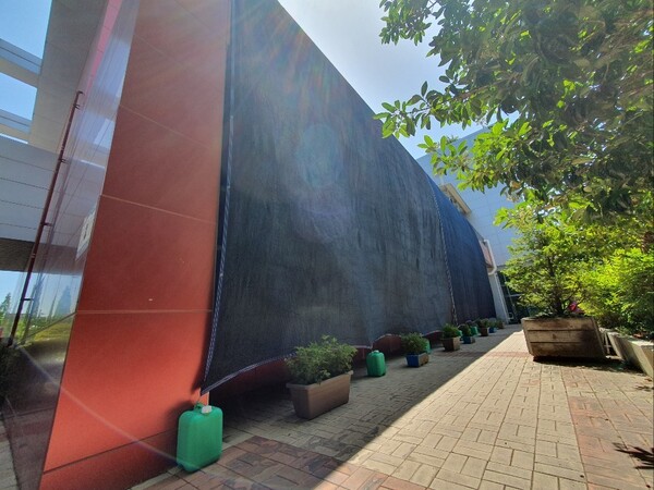 창원시설공단이 설치를 완료한 수영장 외벽 차광막 모습.