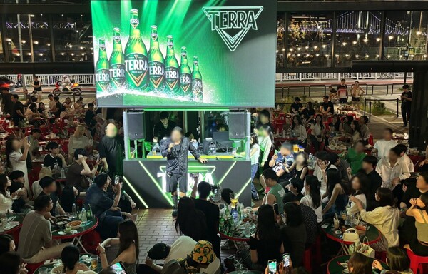 하이트진로는 여름휴가 시즌을 맞아 맥주 브랜드 ‘테라’와 ‘켈리’를 중심으로 성수기 마케팅을 강화하고 있다. 전국 주요 휴양지와 다양한 채널에서 소비자 접점을 넓히고 브랜드 체험을 확대함으로써 여름철 맥주시장에서 경쟁력을 높인다는 전략이다. 연합뉴스