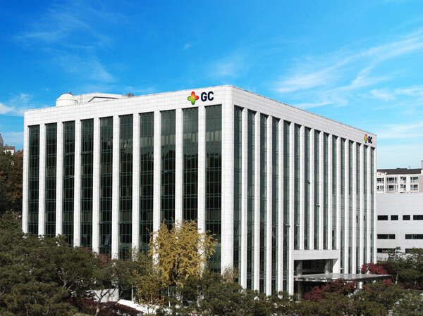 GC녹십자는 올해 조달청을 통해 263만 도즈 규모의 독감백신을 낙찰받았는데, 질병청 계획에 맞춰 순차적으로 납품할 예정이라고 밝혔다. 사진은 GC녹십자 본사 목암빌딩. GC녹십자 제공