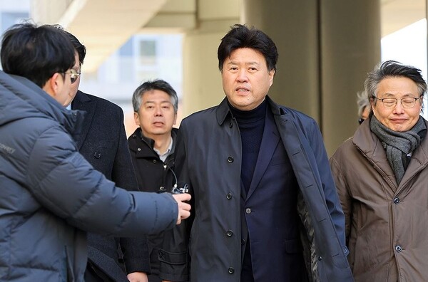 김용 전 민주연구원 부원장이 6일 서울 서초구 서울고등법원에서 열린 2심 선고 공판에 출석하고 있다. 연합뉴스. 