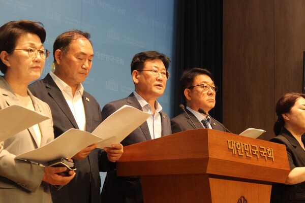 더불어민주당 산업통상자원중소벤처기업위원회 위원들은 19일 국회 소통관에서 기자회견을 열고, 체코 원전 웨스팅하우스와의 불공적 계약 관련 책임자 문책을 요구했다. 김정호 의원실. 