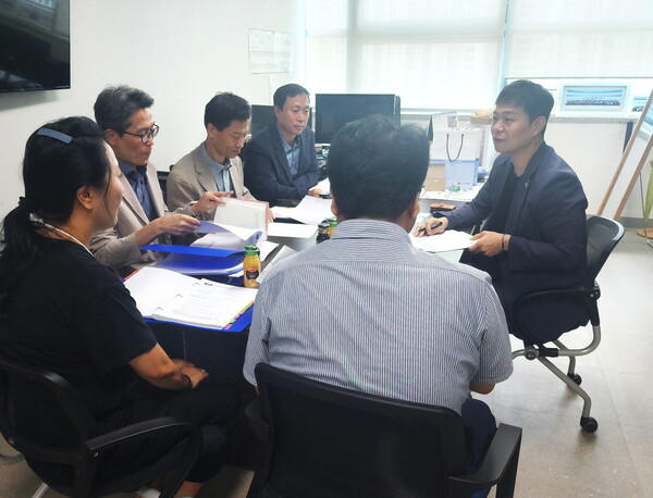 유영일 경기도의회 도시환경위원회 부위원장이(우측) 생활숙박시설 신고 기준 완화를 위해 경기도 관계 공직자들과 협의를 하고 있다.유영일 의원실 제공.