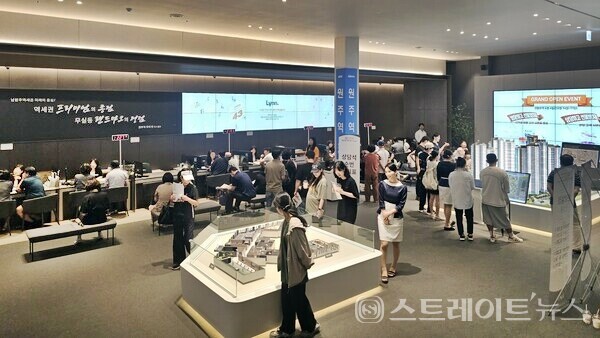 우미건설이 강원도 원주시 무실동 2006번지 남원주역세권 AC-5블록에 선보이는 ‘원주역 우미 린 더 스텔라’(사진 견본주택)가 특별공급과 1순위 청약에서 1만여개 청약통장이 쇄도, 인기몰이했다고 청약홈은 밝혔다. (사진 이준혁 기자)