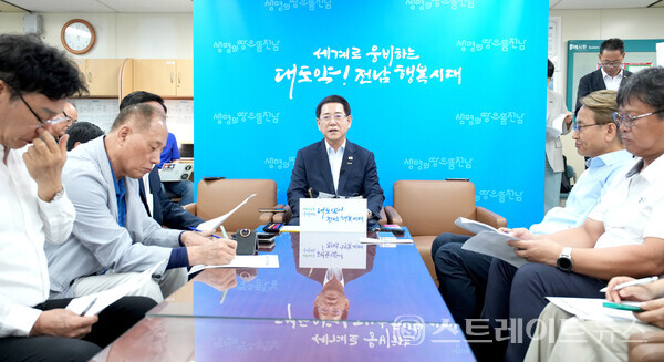 김영록 지사가 19일 오후 도청 기자실에서 기자간담회를 열고 “새 정부 5극 3특 균형발전 전략에 발맞춘 광주전남 특별지방자치단체, 전남 에너지 해양 특화도시 특별법 제정 노력, 석유화학 철강산업 위기 극복 등에 도정을 집중할 계획”이라고 밝히고 있다.사진/전남도