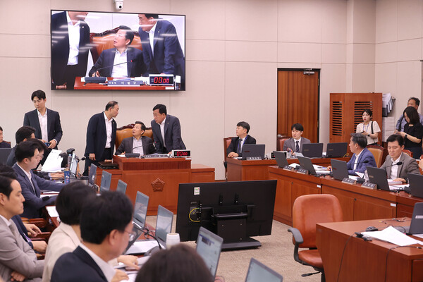 19일 국회에서 열린 산업통상자원중소벤처기업위원회 전체회의에서 올해 초 한전과 한수원이 미국 웨스팅하우스와 맺은 지식재산권 분쟁 종료 합의문 질의가 이어지고 있다. 연합뉴스