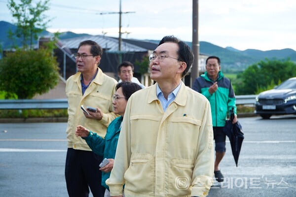 윤병태 시장이 공직자들과 수해 피해 현장 점검을 하고 있다.나주시