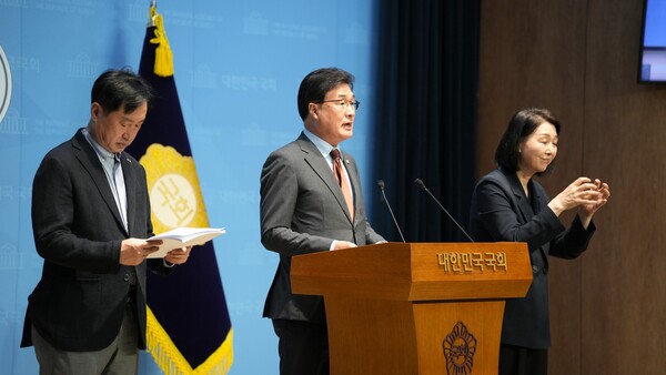 더불어민주당 김준혁 의원과 국민의힘 김대식 의원은 20일 국회 소통관에서 '인공지능(AI)인재 육성 및 활용에 관한 특별법안' 발의 기자회견을 열었다. 김대식 의원실. 