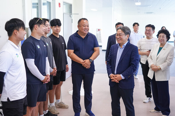 강기정 시장이 20일 오전 광주국제양궁장을 찾아 세계양궁선수권대회 성공 개최를 위한 최종 점검을 하고  훈련 중인 남구청 남자양궁팀 선수단을 격려하고 있다./광주시