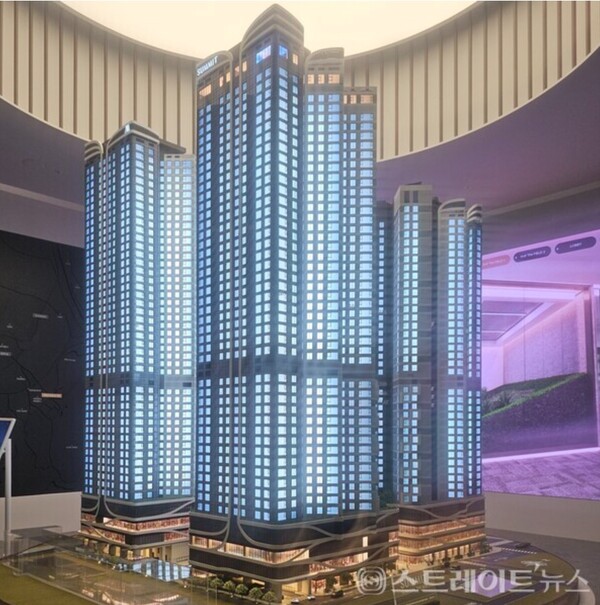 대우건설이 부산광역시 부산진구 전포동 668-1번지 일원(구. NC백화점 서면점 부지)에 공급하는 도심권 하이엔드 주상복합 '서면 써밋 더뉴'의 견본주택 내 단지모형. 이 단지는 국민평형 84㎡형이 1순위 마감하는 호조에 힘입어 20일 실시된 일반공급 2순위 청약에서 전체 3.68 대 1의 경쟁률을 기록하며 청약 일정을 마감했다. 이준혁 기자