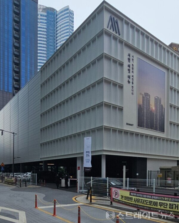 대우건설이 부산광역시 부산진구 전포동 668-1번지 일원(구. NC백화점 서면점 부지)에 공급하는 도심권 하이엔드 주상복합 '서면 써밋 더뉴'의 견본주택 내 단지모형. 이 단지는 국민평형 84㎡형이 1순위 마감하는 호조에 힘입어 20일 실시된 일반공급 2순위 청약에서 전체 3.68 대 1의 경쟁률을 기록하며 청약 일정을 마감했다. 이준혁 기자