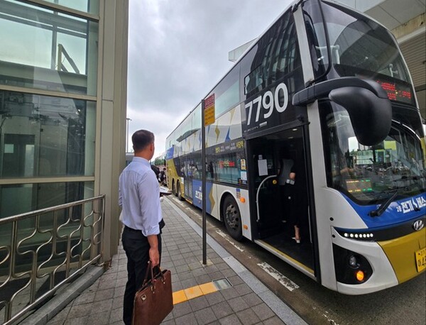 경기도 2층 버스 탑승을 위해 기다리는 승객 모습.경기도청 제공.