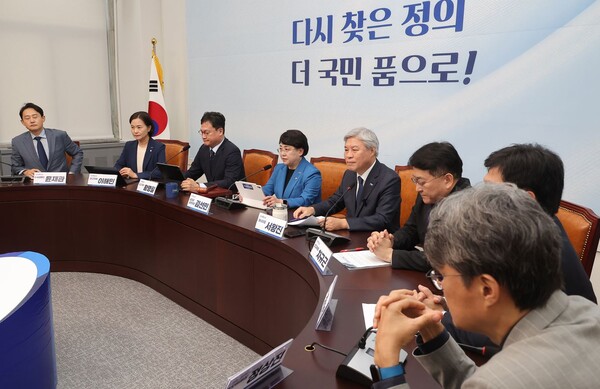 조국혁신당은 21일 국회  당회의실에서 최고위원회의를 열고 조국 전 대표의 복당을 의결했다. 연합뉴스. 