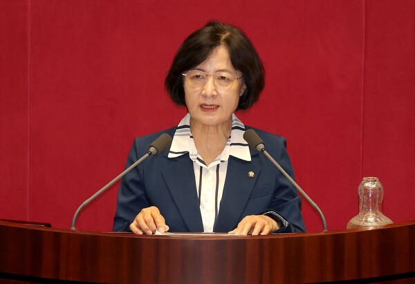 21일 서울 여의도 국회 본회의에서 법제사법위원회 위원장으로 선출된 더불어민주당 추미애 의원이 당선 소감을 말하고 있다. 연합뉴스. 