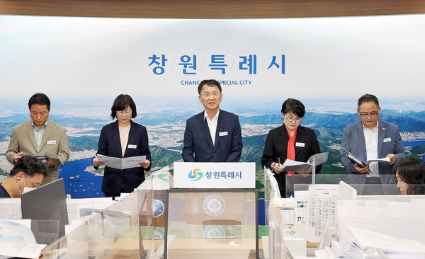 창원시 박진열 경제일자리국장이 21일 시청 프레스센터에서 미국 관세 관련 현안에 대한 입장을 밝히고 있다. 