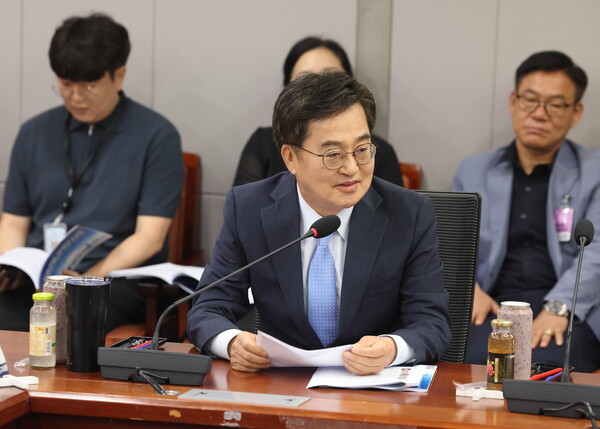 김동연 경기도지사가 21일 국회에서 열린 ‘지속가능 미래도시와 국가 AI 경쟁력 강화’ 토론회 참석해 하남 신도시를 대한민국 대표 AI시티로 만들겠다고 밝히고 있다.경기도 제공.