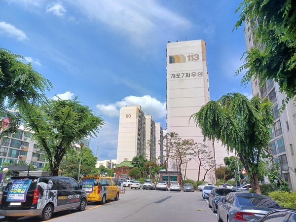 이달 23일 시공사 선정 총회를 앞둔 개포우성7차. 정문에서 바라본 단지 전경. 정비업계에서는 대우건설과 삼성물산 건설부문이 박빙 양상을 보일 것으로 전망한다. 김태현 기자