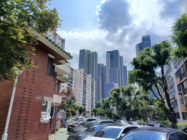 시공사 선정 총회를 이틀 남겨둔 ‘개포우성7차’. 관리사무소에서 바라본 전경. 단지 너머 ‘디에이치자이개포(2021년 7월, 1996가구)’가 보인다. 정비업계에서는 대우건설과 삼성물산 건설부문이 박빙 양상을 보일 것으로 전망한다. 김태현 기자