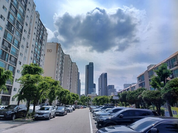 시공사 선정 총회를 이틀 남겨둔 ‘개포우성7차’. 후문에서 바라본 단지 전경. 단지 너머 ‘디에이치자이개포(2021년 7월, 1996가구)’가 보인다. 정비업계에서는 대우건설과 삼성물산 건설부문이 박빙 양상을 보일 것으로 전망한다. 김태현 기자