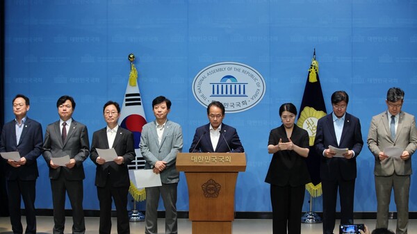 더불어민주당 국회 정무위원회 소속 의원들이 21일 국회 소통관에서 '홈플러스 사태' 관련 기자회견을 하고 있다. 박상혁 의원실. 