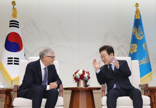 이재명 대통령이 21일 용산 대통령실에서 빌 게이츠 게이츠재단 이사장을 접견하고 있다. 연합뉴스. 