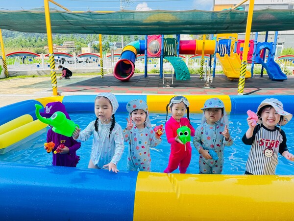 하동군 관내 어린이집 원아들이 물놀이장에서 즐거운 시간을 보내고 있다. 하동군 제공