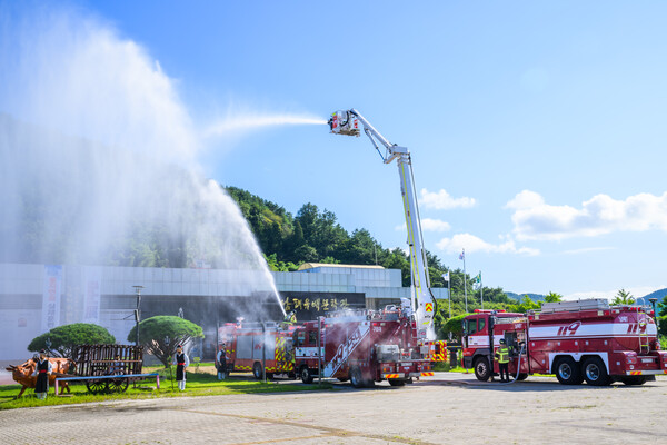 남해군이 지난 20일  남해유배문학관 앞에서 화재 진압 훈련을 펼치고 있다. 남해군 제공