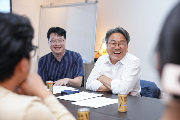 강기정 시장이 지난 18일 오후 소프트웨어 개발사 레피소드㈜를 찾아 '청년일경험드림 사업'에 참여한 청년 등 직원들과 환담을 나누고 있다. 광주시