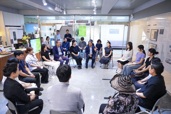 강기정 시장이 지난 20일 오후 동곡뮤지엄을 찾아 광주청년일경험드림 사업에 참여해 취업직무경험 중인 청년들과 대화를 나누고 있다. 광주시