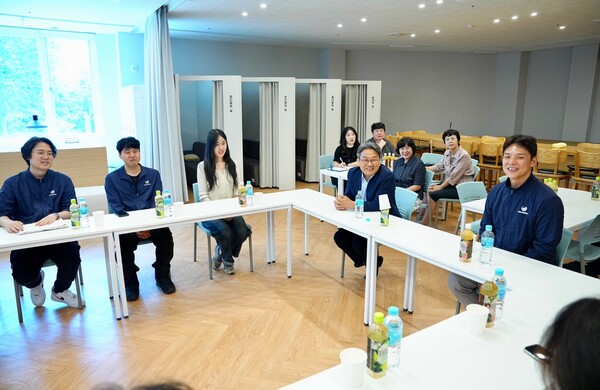 강기정 시장이 21일 오후 청년일경험드림 사업에 참여한 수글로벌(주)을 찾아 청년들의 진로 고민과 기업들의 인재 채용 등의 의견을 들었다. 광주시