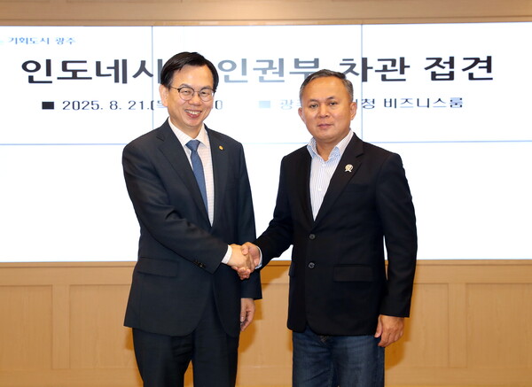 고광완 행정부시장(왼쪽)이 21일 시청 비즈니스롬에서 무기얀토 시핀(Mugiyanto Sipin) 인도네시아 인권부 차관을 접견해 악수를 나누고 있다. 광주시