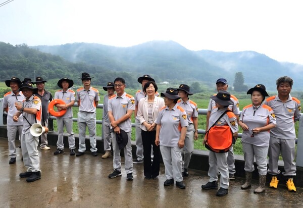 대구시 군위군 우보의용소방대가 지난 20일 여름 휴가철을 맞아 물놀이 안전사고 예방을 위해 물놀이 안전지킴이 활동을 진행했다.(사진=우보면)