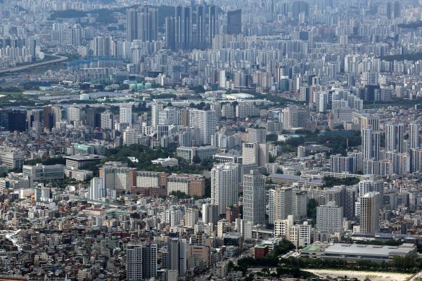 서울 송파구 롯데월드타워 전망대에서 바라본 서울 시내 아파트와 빌라단지. 연합뉴스 제공
