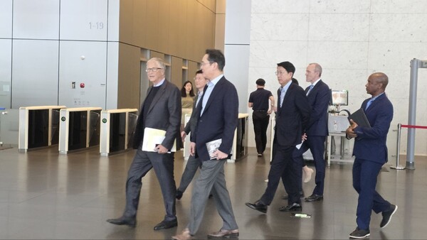 이재용 삼성전자 회장이 22일 삼성전자 서초 사옥을 방문해 오찬을 함께 한 빌 게이츠 게이츠재단 이사장을 배웅하고 있다. 삼성전자 제공
