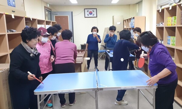 22일 발표한 남구 경로당 공유센터 물품 수요 조사에서 노인 선호 놀이물품 1위는 노래방 기기로 확인됐다.경로당 노인 여가 활동 모습. 남구