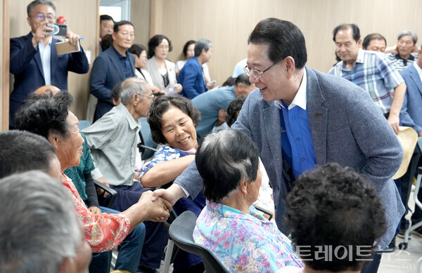 김영록 지사가 22일 오후 진도 신기마을을 방문, 주민들과 인사를 나누고 있다. 전남도