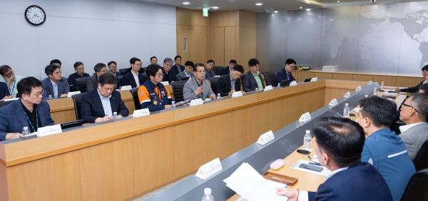 장인화 회장이 22일 포스코센터에서 열린 '그룹 안전 특별점검회의'에서 참석자들과 안전 혁신 방안에 대해 논의하고 있다. 포스코홀딩스 제공