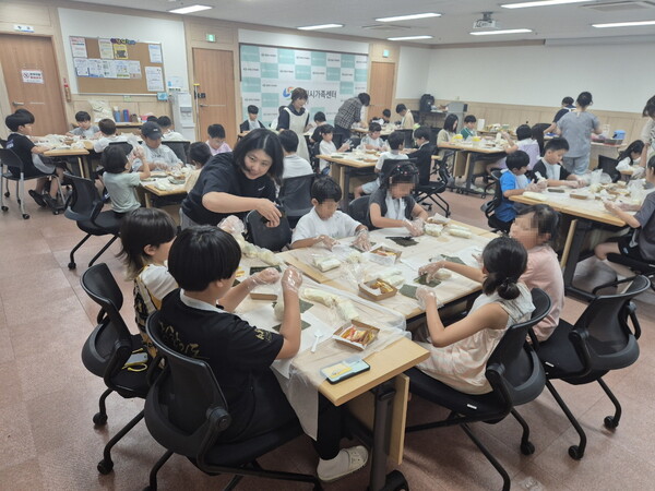 사진은 창원특례시가 주관한 다문화자녀 체험 진행 장면 모습.