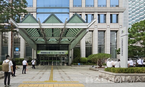 ​◇개포우성7차 주택재건축 정비사업 시공사를 선정하는 정기총회가 진행된 서울 강남구 SH공사(서울주택도시개발공사) 대강당 입구. 삼성건설 건설부문 측의 수주가 확정된 순간, 삼성물산 건설부문 측의 사람들이 크게 기뻐하고 있다. (사진=이준혁 기자)◇개포우성7차 주택재건축 정비사업 시공사를 선정하는 정기총회가 진행된 서울 강남구 SH공사(서울주택도시개발공사) 사옥 입구. 삼성건설 건설부문과 대우건설 양 사 영업·홍보 임직원 및 취재진 등이 다수 몰려들었다. (사진=이준혁 기자)