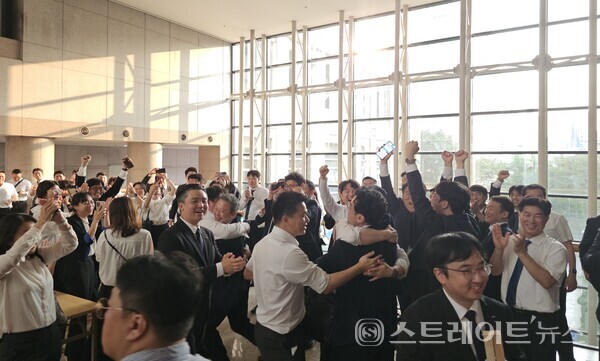 ◇개포우성7차 주택재건축 정비사업 시공사를 선정하는 정기총회가 진행된 서울 강남구 SH공사(서울주택도시개발공사) 대강당 입구. 삼성건설 건설부문 측의 수주가 확정된 순간, 삼성물산 건설부문 측의 사람들이 크게 기뻐하고 있다. (사진=이준혁 기자)