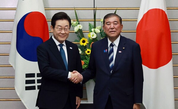 이재명 대통령과 이시바 시게루 일본 총리가 23일 일본 도쿄 총리 관저에서 열린 한일 확대정상회담에서 악수하고 있다. 연합뉴스. 
