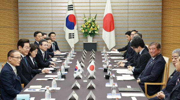 이재명 대통령과 이시바 시게루 일본 총리가 23일 일본 도쿄 총리 관저에서 한일 확대정상회담을 하고 있다. 연합뉴스. 