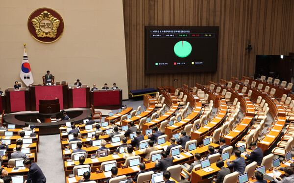 24일 국회 본회의에서 '노조법 2·3조 개정안 (노란봉투법)'이 통과되고 있다. 연합뉴스. 